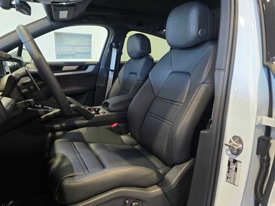 2025 Porsche Cayenne — detail view