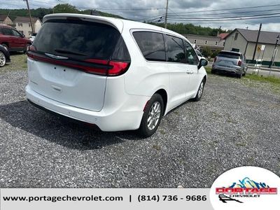 2023 Chrysler Pacifica — detail view