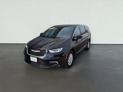 2025 Chrysler Pacifica — side profile view