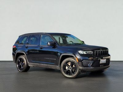 2023 Jeep GRAND CHEROKEE ALTITUDE in Diamond Black Crystal Pearlcoat — front three-quarter view