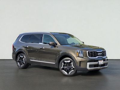 2024 Kia TELLURIDE S in Dark Moss — front three-quarter view