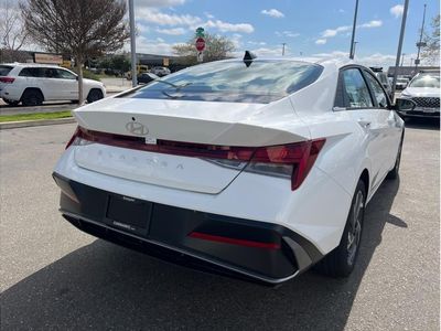 2025 Hyundai Elantra — detail view
