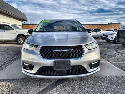 2024 Chrysler Pacifica — side profile view