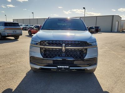 2026 Lincoln Navigator L — side profile view