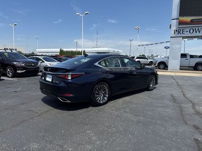 2025 Lexus ES — detail view