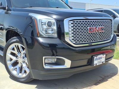 2015 GMC Yukon — rear three-quarter view