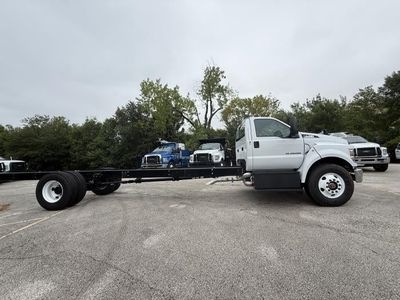 2027 Ford F-750 — detail view