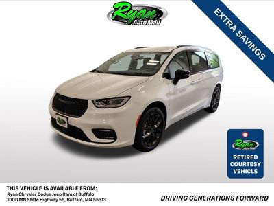 2026 Chrysler Pacifica Select in Bright White Clearcoat — front three-quarter view