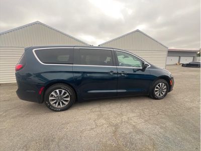 2023 Chrysler Pacifica Hybrid — interior view