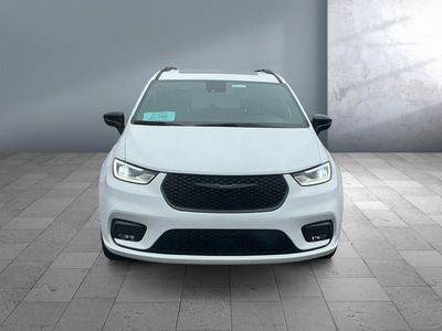 2025 Chrysler Pacifica — side profile view
