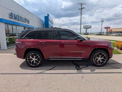 2024 Jeep Grand Cherokee — side profile view