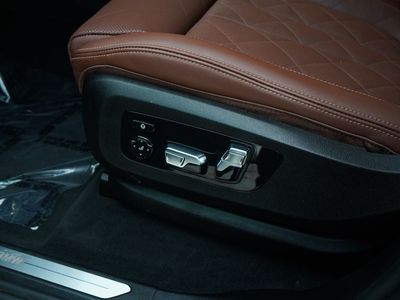 2025 BMW X5 — detail view