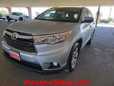 2015 Toyota Highlander — rear three-quarter view