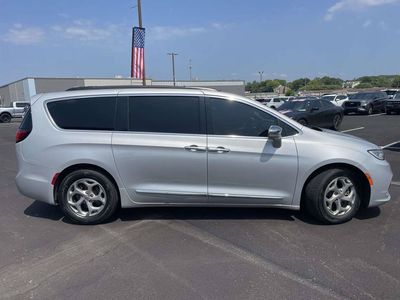 2022 Chrysler Pacifica — side profile view
