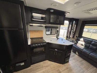 2022 Forest River Cherokee Grey Wolf — photo 12 view