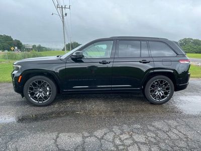 2024 Jeep Grand Cherokee — side profile view