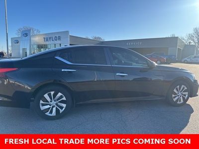 2019 Nissan Altima — detail view