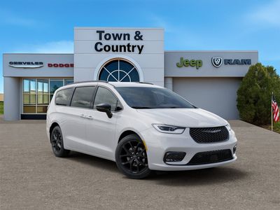 2026 Chrysler Pacifica — detail view