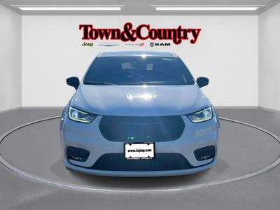 2024 Chrysler Pacifica Hybrid — side profile view