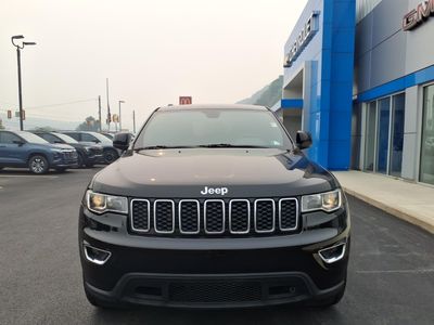 2017 Jeep Grand Cherokee — side profile view