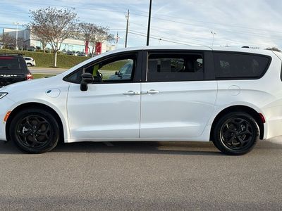 2024 Chrysler Pacifica Hybrid — interior view