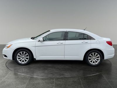 2014 Chrysler 200 — detail view