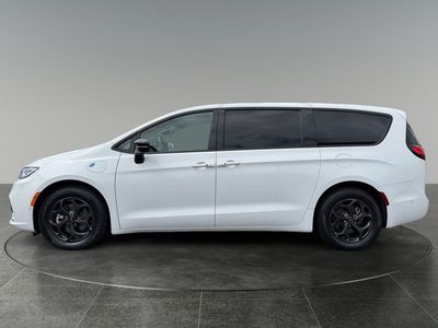 2023 Chrysler Pacifica Hybrid — detail view