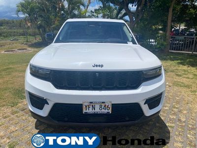 2023 Jeep Grand Cherokee — side profile view