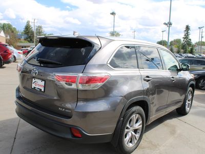 2014 Toyota Highlander — rear three-quarter view