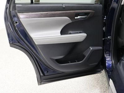 2022 Toyota Highlander FWD - Photo 29