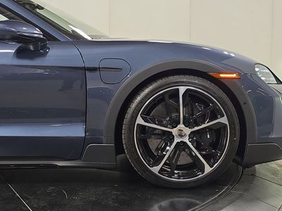 2025 Porsche Taycan Cross Turismo — photo 11 view