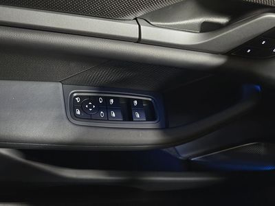 2025 Porsche Taycan Cross Turismo — photo 21 view