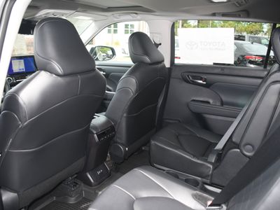 2026 Toyota Highlander Hybrid - Photo 8