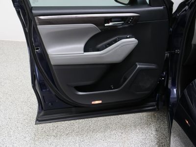 2022 Toyota Highlander FWD - Photo 12