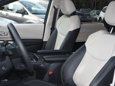 2025 Toyota Sienna — photo 13 view
