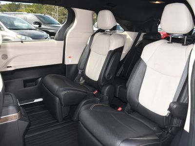 2025 Toyota Sienna — photo 17 view