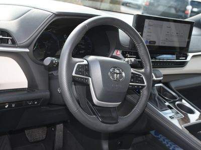 2025 Toyota Sienna — photo 9 view
