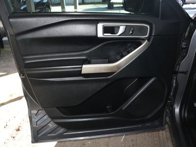 2022 Ford Explorer — photo 8 view