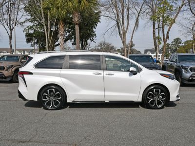 2025 Toyota Sienna — detail view