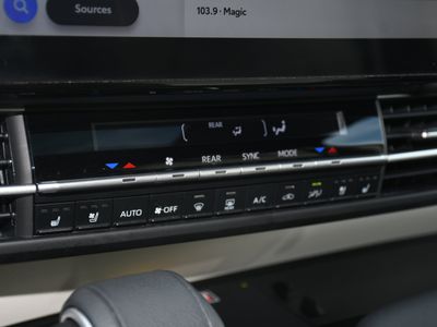 2025 Toyota Sienna — photo 16 view