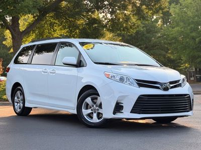 2020 Toyota Sienna LE - Photo 2