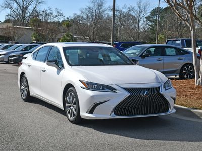 2020 Lexus ES — detail view