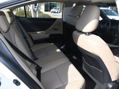2020 Lexus ES — photo 19 view