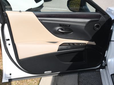 2020 Lexus ES — photo 9 view
