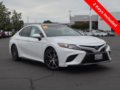 2019 Toyota Camry - Photo 2
