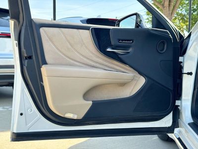 2023 Lexus LS - Photo 12
