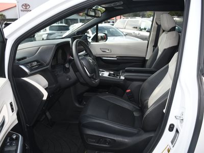 2025 Toyota Sienna — photo 8 view
