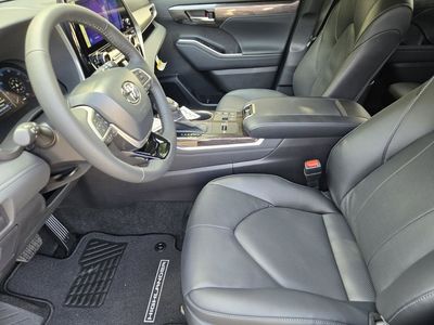 2026 Toyota Highlander Hybrid - Photo 8