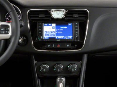 2013 Chrysler 200 — photo 8 view