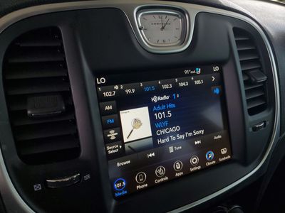 2023 Chrysler 300 - Photo 27